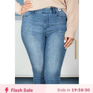 FREE SHIPPING! Only worn twice—Judy Blue pull on Capri jeans.